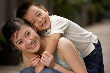 Đừng để con bị lệch lạc vì cách thể hiện tình cảm của cha mẹ 1 Đừng để con bị lệch lạc vì cách thể hiện tình cảm của cha mẹ 1