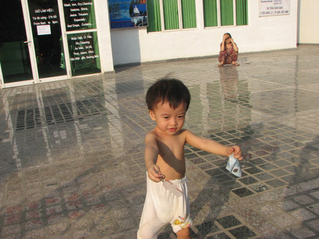 Bé quá hiếu động 1 Bé quá hiếu động 1