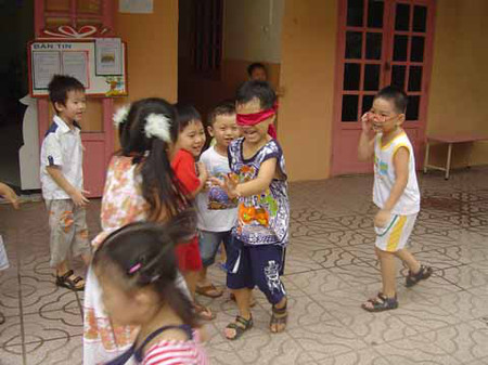 Bịt mắt bắt dê 1 Bịt mắt bắt dê 1