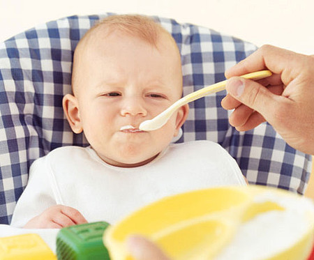 Tập cho bé ăn dặm: 10 điều mẹ cần biết 1 Tập cho bé ăn dặm: 10 điều mẹ cần biết 1