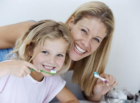 10 cách chữa hôi miệng đơn giản mà hiệu quả 1 Đánh răng là việc làm cần thiết và quan trọng để làm sạch răng miệng, loại bỏ vi khuẩn gây hôi miệng.