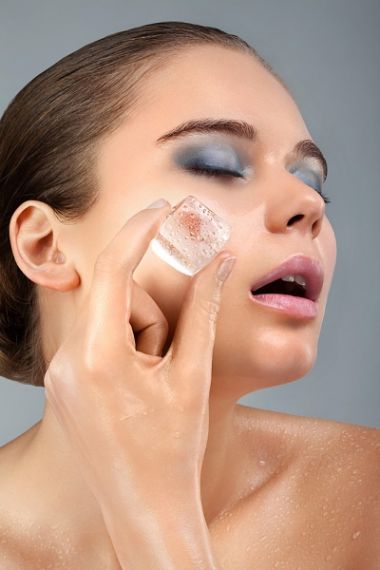 Giúp da mặt thư giãn với nước đá 1 Giúp da mặt thư giãn với nước đá 1