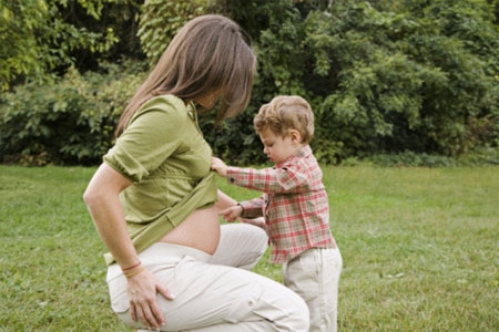 Chuẩn bị tâm lý cho trẻ làm anh làm chị 1 Chuẩn bị tâm lý cho trẻ làm anh làm chị 1