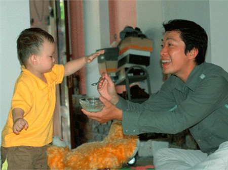 Cho bé ăn: một nhiệm vụ thú vị của những ông bố 1 Cho bé ăn: một nhiệm vụ thú vị của những ông bố 1