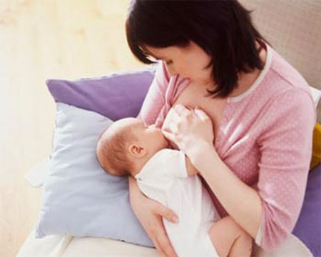 Cách xử lí khi bé bị sặc sữa 1 Cách xử lí khi bé bị sặc sữa 1