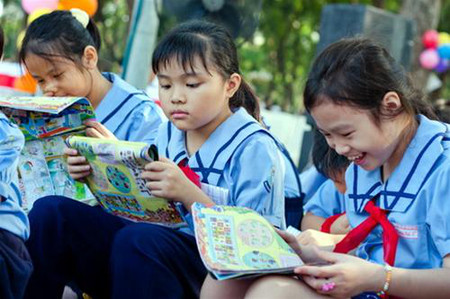 Tập cho trẻ thói quen xem sách báo thiếu nhi 1 Tập cho trẻ thói quen xem sách báo thiếu nhi 1