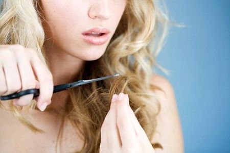 3.Khi gội đầu, nên để tóc xuôi xuống lưng thay vì vò hết tóc trên đỉnh đầu. 1 3.Khi gội đầu, nên để tóc xuôi xuống lưng thay vì vò hết tóc trên đỉnh đầu. 1