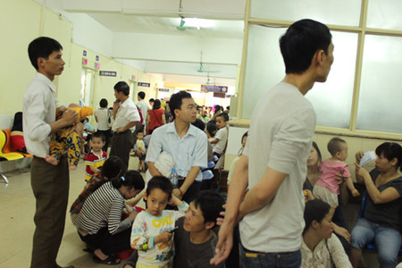 Thời tiết chuyển sang oi nóng, số trẻ nhập viện tăng cao 1 Thời tiết chuyển sang oi nóng, số trẻ nhập viện tăng cao 1