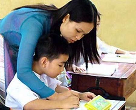 Con chuẩn bị vào lớp 1: mẹ ráo riết đưa con đi luyện chữ 1 Con chuẩn bị vào lớp 1: mẹ ráo riết đưa con đi luyện chữ 1