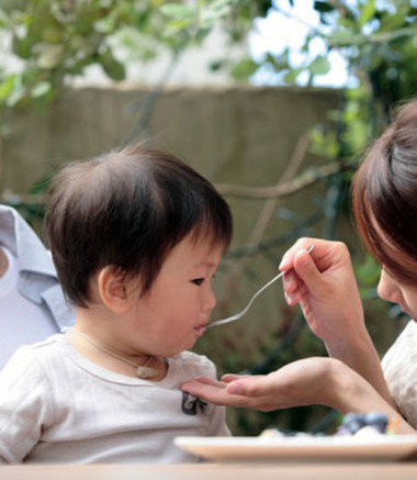 Lợi, hại của việc mớm thức ăn cho trẻ 1 Lợi, hại của việc mớm thức ăn cho trẻ 1