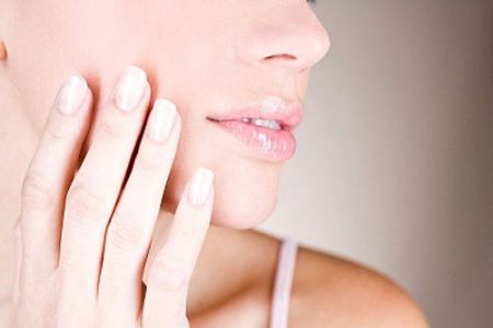 Vì sao nắng cũng làm môi khô, nẻ? 1 Vì sao nắng cũng làm môi khô, nẻ? 1