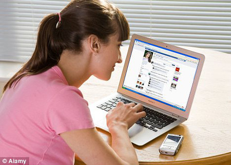 Nhiều chị em mua nhầm thuốc sau khi được ‘bác sĩ’ Google tư vấn 1 Nhiều chị em mua nhầm thuốc sau khi được ‘bác sĩ’ Google tư vấn 1