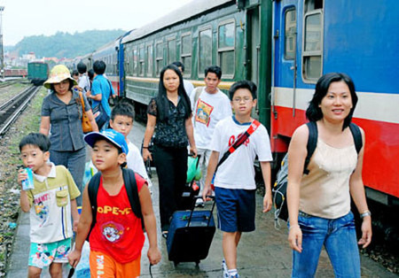 Khi cho trẻ đi tàu hỏa, cha mẹ cần lưu ý gì để đảm bảo an toàn? 1