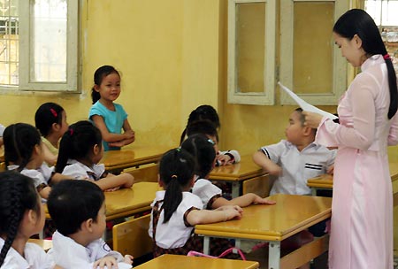 Chọn trường tiểu học cho con: cha mẹ bối rối công - tư 1 Chọn trường tiểu học cho con: cha mẹ bối rối công - tư 1