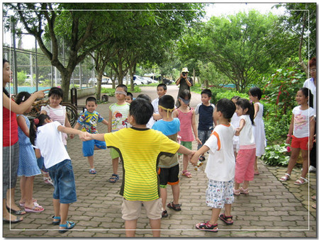 Đến bao giờ các cháu mới được chơi và học phù hợp với độ tuổi của mình? 1 Đến bao giờ các cháu mới được chơi và học phù hợp với độ tuổi của mình? 1