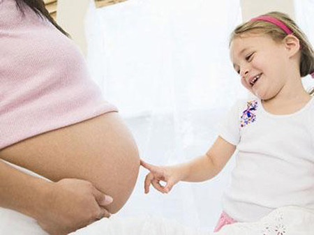 Kết nối anh chị của bé với em bé trong bụng mẹ 1 Kết nối anh chị của bé với em bé trong bụng mẹ 1