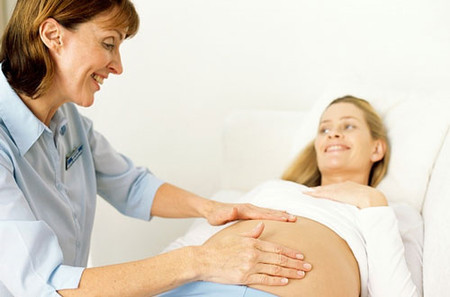 5 lời khuyên cho bà bầu khi đi máy bay 1 Hãy hỏi ý kiến bác sĩ xem liệu bạn đi máy bay có an toàn không
