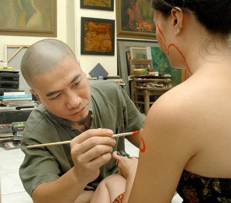 Khổ sở vì sở thích thích vẽ lên người vợ của chồng 1 Khổ sở vì sở thích thích vẽ lên người vợ của chồng 1