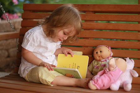 3. Bồi dưỡng khả năng ngôn ngữ bằng cách nói chuyện/đọc sách truyện cho trẻ 1