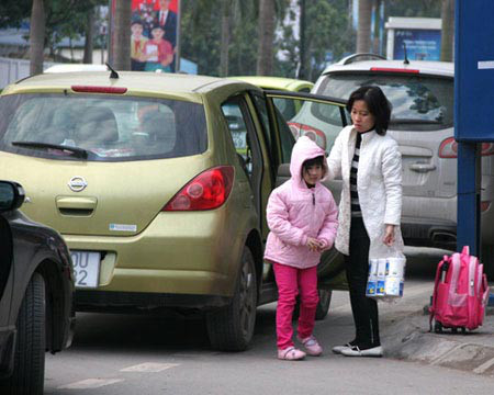 Chăm chăm trông chừng, giám sát con gái 1 Chăm chăm trông chừng, giám sát con gái 1
