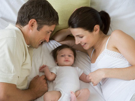 Có nên cho con ngủ cùng bố mẹ? 2 Có nên cho con ngủ cùng bố mẹ? 2