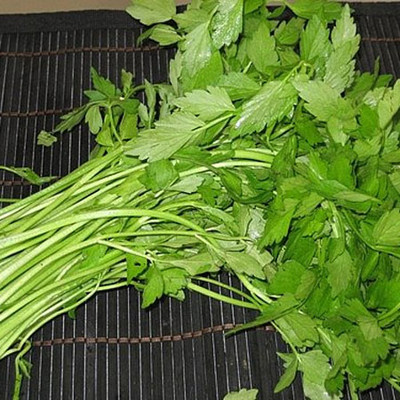 Rau cần 1 Rau cần rất tốt cho phụ nữ có thai.
