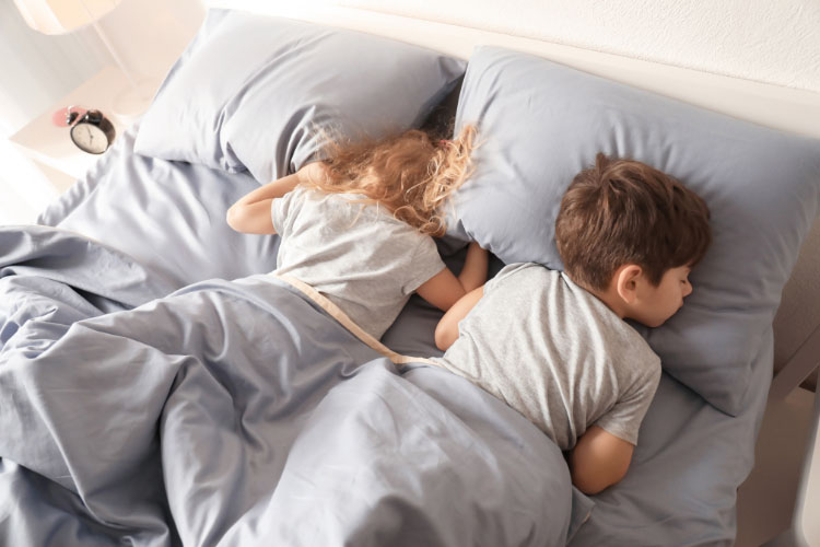 Có nhiều nguyên nhân làm cho trẻ muốn ngủ “nướng” 1
