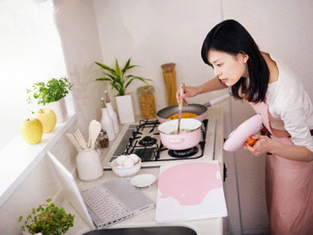 Vợ ngoan hiền nhưng lại không biết làm gì 1 Vợ ngoan hiền nhưng lại không biết làm gì 1