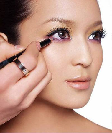 Màu tím làm nổi bật đôi mắt xanh lá cây 1 Màu tím làm nổi bật đôi mắt xanh lá cây 1
