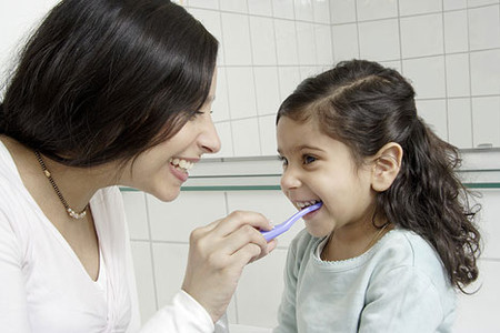 Cha mẹ cần làm gì? 1 Chăm sóc răng cho bé đúng cách không hề đơn giản .