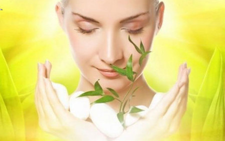 3. Nữ văn phòng cần thêm ít trà xanh vào nước rửa mặt 1