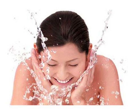 1. Cho thêm một ít muối vào chậu rửa mặt 1