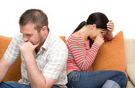 Chồng khó chịu vì thấy vợ Chồng khó chịu vì thấy vợ