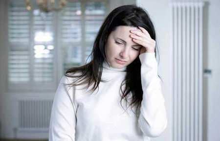 Chồng chê già, xấu nên không cho đi chơi cùng 1 Chồng chê già, xấu nên không cho đi chơi cùng 1