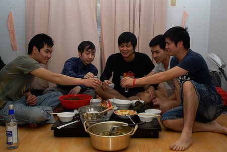 5. Chơi game trên máy tính trong lúc nghe điện thoại người yêu 1 5. Chơi game trên máy tính trong lúc nghe điện thoại người yêu 1