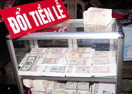 Tết đến, xuân về: trao đổi tiền lẻ nhộn nhịp hơn 1 Tết đến, xuân về: trao đổi tiền lẻ nhộn nhịp hơn 1