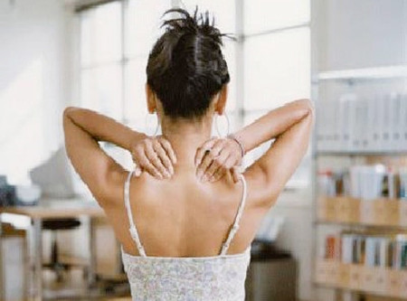 Bài tập giúp phòng chống thoái hóa cột sống cổ 1 Day huyệt kiên tỉnh.