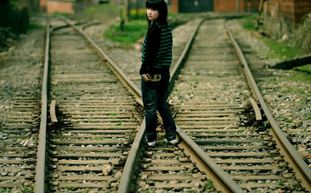 Phân vân đứng giữa hai con đường 1 Phân vân đứng giữa hai con đường 1