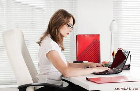 1. Bỏ bữa sáng 1 Do công việc nhiều khi bạn bỏ cả ăn sáng.