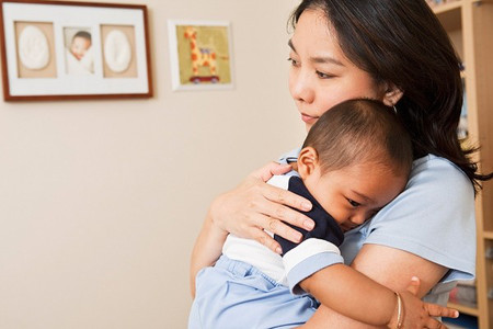 Thân em như hạt mưa sa...? (phần 13) 1 "Con ơi mẹ xin lỗi vì không cho con hạnh phúc. Mẹ con mình mất bố rồi..."