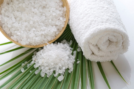 Làm mặt nạ 1 Dùng hỗn hợp rửa mặt từ muối biển là một cách làm đẹp da mặt hiệu quả.