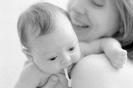 Nôn trớ ở trẻ và những dấu hiệu bất thường 1 Có khá nhiều nguyên nhân dẫn tới tình trạng bé bị nôn: Do bé mệt mỏi, căng thẳng, ăn quá no, đầy bụng, nô nghịch, ngộ độc thực phẩm, do bị ho, bị bệnh…