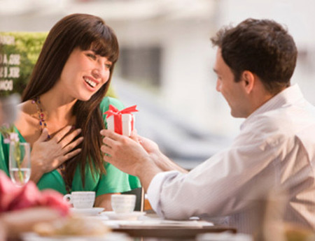 Năm nào chị cũng hồi hộp với món quà 8/3 của chồng 1 Năm nào chị cũng hồi hộp chờ đợi món quà ngày 8/3 của chồng.