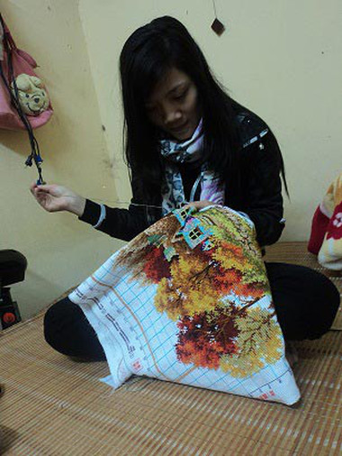 Mê thêu tranh, vợ bỏ bê việc nhà 1 Mê thêu tranh, vợ bỏ bê việc nhà 1