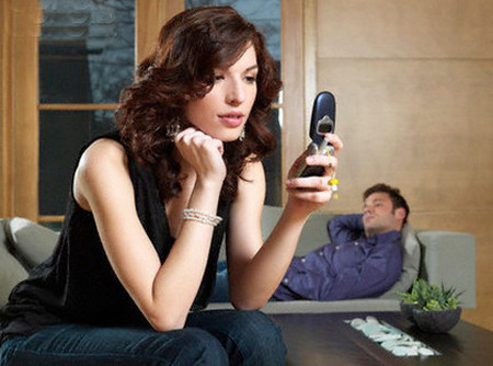 Bí mật trong điện thoại của chồng 1 Thật kinh khủng vì những điều trong điện thoại của chồng.