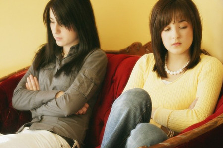 Bất lực và chán ngán với chị chồng 1 Không thể chịu đựng nổi thoái dựng chuyện của chị chồng.