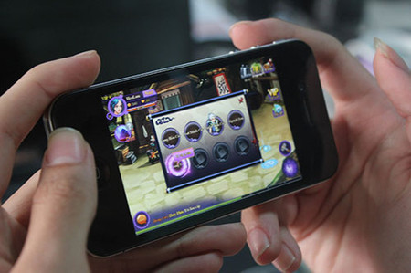 Làm gì để chồng hết mải chơi game trên điện thoại? 1 Từ ngày có điện thoại Iphone chồng tôi suốt ngày chơi game