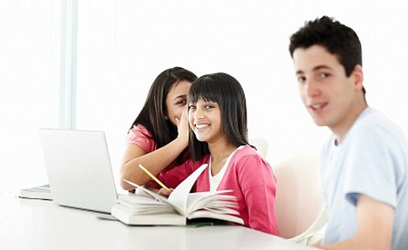Nảy sinh tình cảm với bạn thân của vợ sắp cưới 1 Từ ngày Thúy về nước, làm gì An cũng đều kéo Thúy theo.