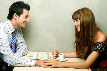 Có phải tôi và anh đều sai? 1 chúng tôi lại gặp, chỉ ngồi bên nhau uống cà phê thôi cũng đủ thấy vui.