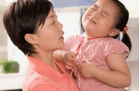 2. Nhanh chóng mềm lòng 1 Khi thấy trẻ khóc, bố mẹ thương quá lại quay ra dỗ dành con thì việc phê bình con sẽ vô tác dụng.